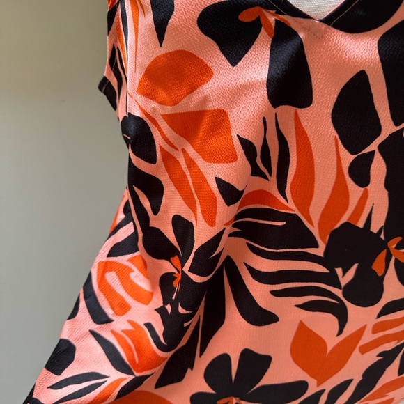 NWT, Sleeveless v neck flowy top, size M - Picture 3 of 4